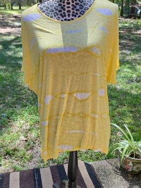 Kensie Yellow and White Tie-Dye Short Sleeve Tee - Relaxed Fit